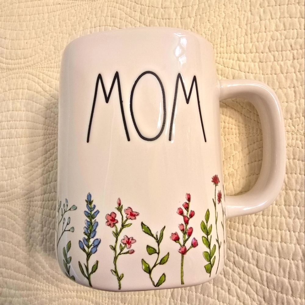 NWOT Rae Dunn MOM Ceramic Mug, 18 Oz